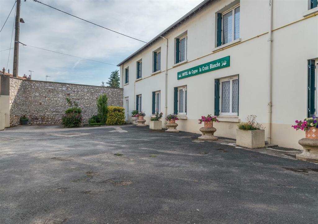 Hotel Du Cygne De La Croix Blanche Lailly-en-Val Exterior photo